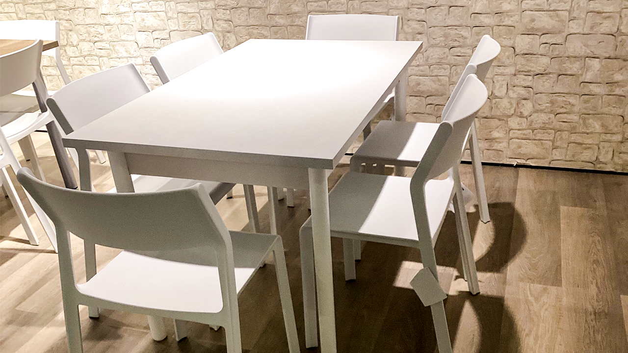 TAVOLO ALLUNGABILE BIANCO COMPLETO DI SEDIE