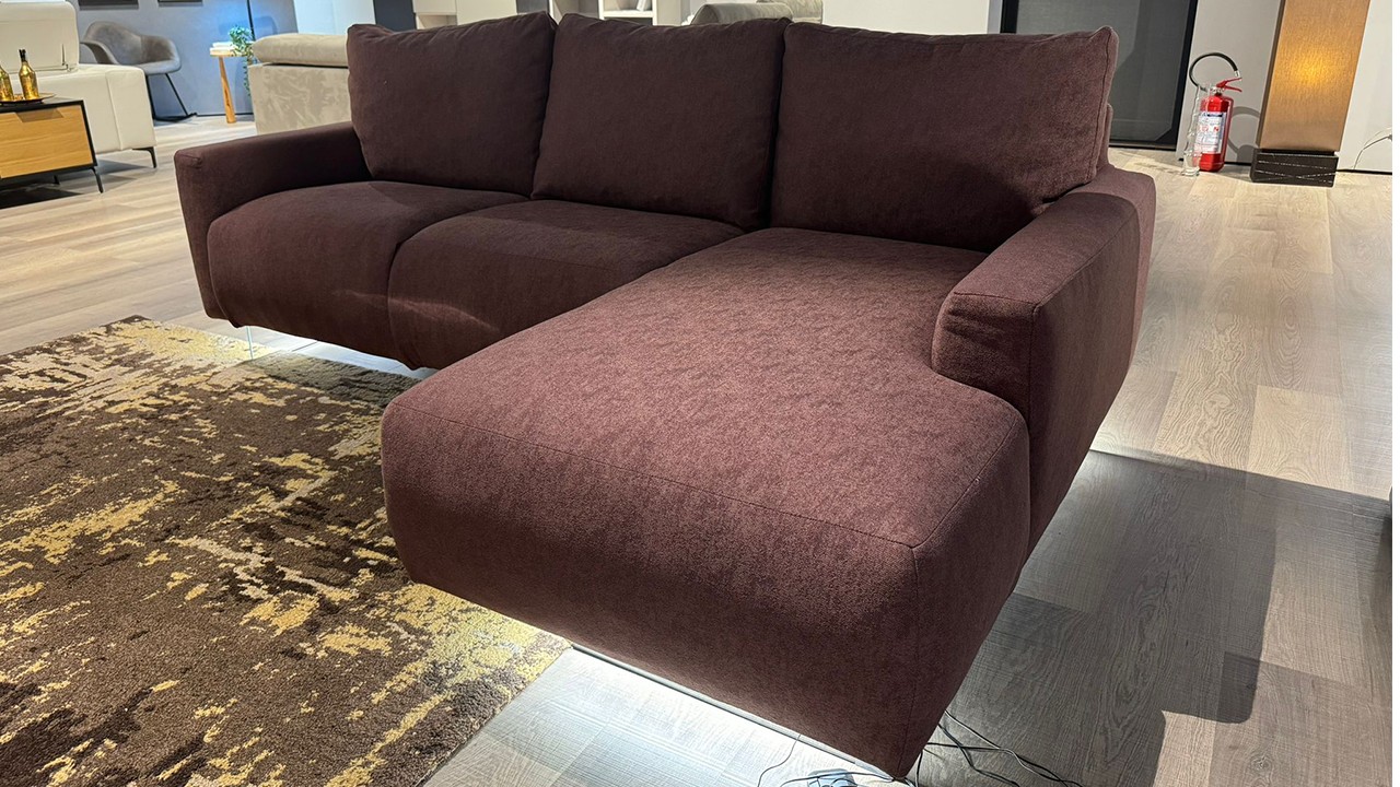 Divano moderno con penisola e piedi in plexiglass