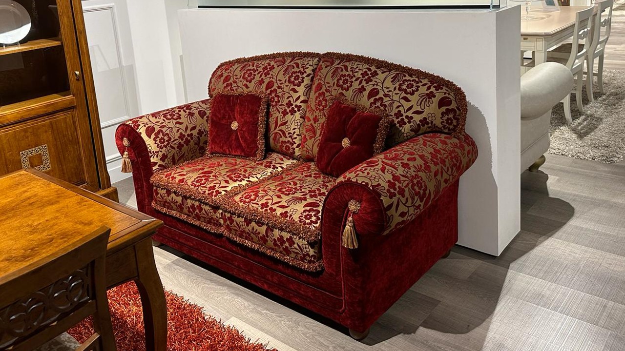 Divano classico rivestito in tessuto damascato