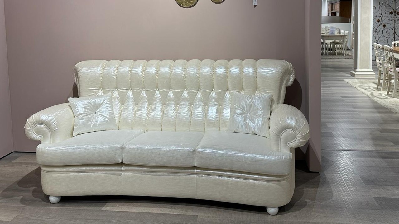 Divano classico in ecopelle glitterata con schienale capitonn�