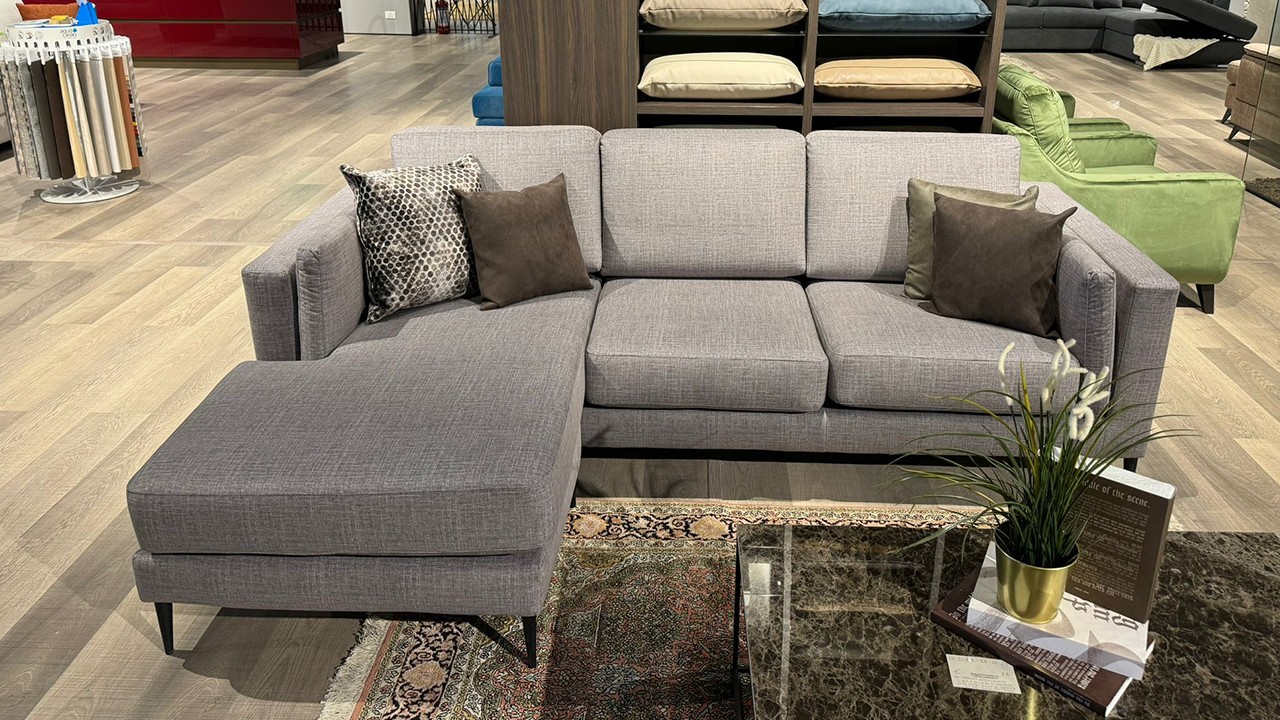 Divano moderno in tessuto con penisola