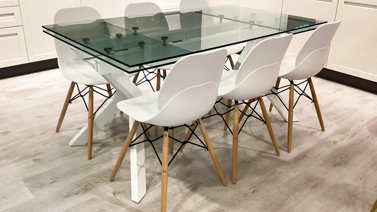 Tavolo rettangolare in vetro con sedie