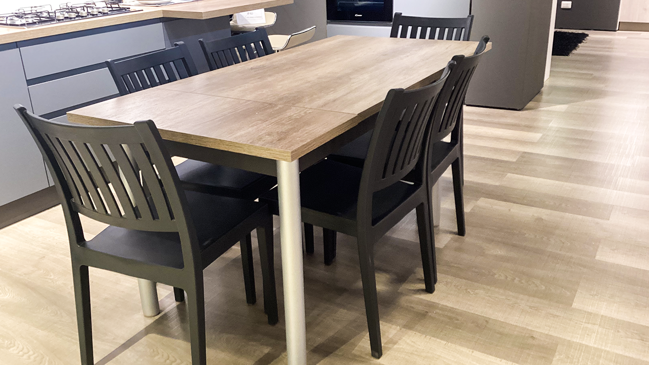 Tavolo da cucina allungabile completo di sedie